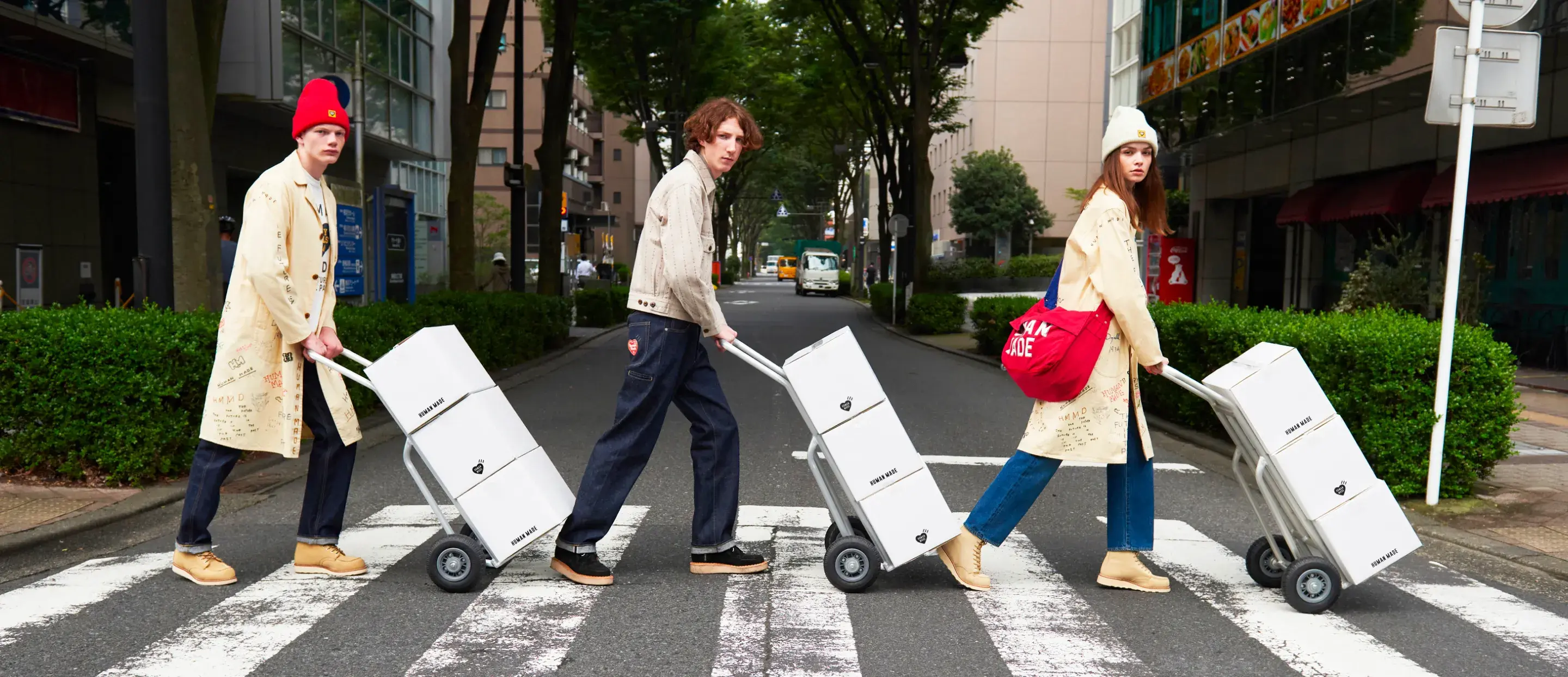 男女が本を読んでいるシーン